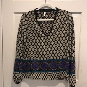 V-neck long sleeve blouse